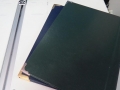Золотой и серебряный уголок на книге с тиснением